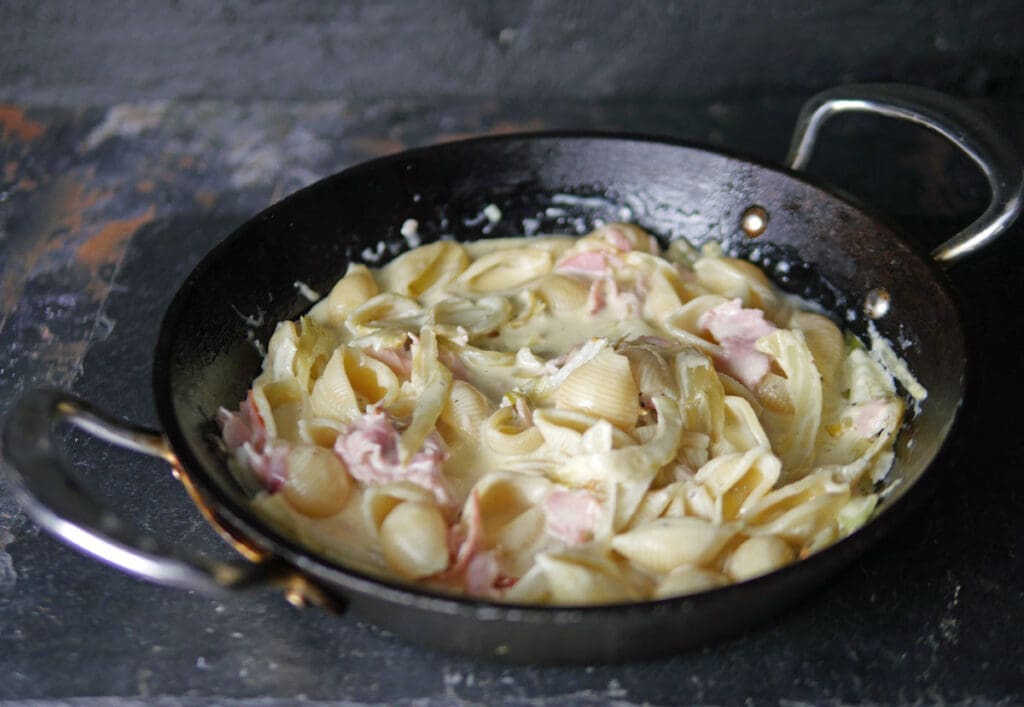 Fennel and ham in pasta with cream and parmesan